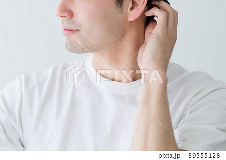 髪の毛を気にする男性 髪の毛を気にする男性 39555128