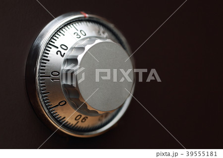 金庫 (貴重品 盗難防止 ダイヤル式 焼失防止 耐火 収蔵 安心 ロック カギ セキュリティー) 39555181