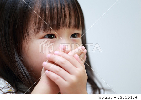 子供 顔 園児 フェイス アップ 女児 女の子 2歳 2才 コピースペース 日本人 表情 1人 の写真素材