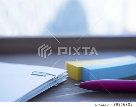 ビジネスイメージ・書類・クリップ・付箋・女性 39556305