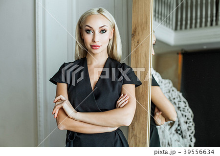 Smiling woman with crossed arms portrait 39556634