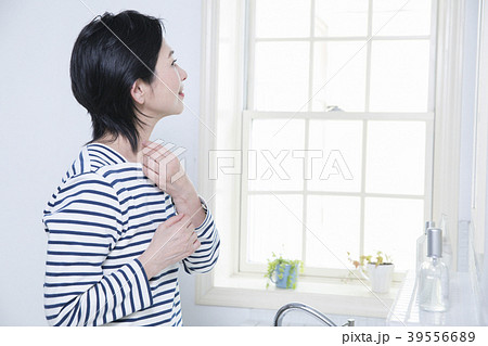 洗面室の女性 39556689