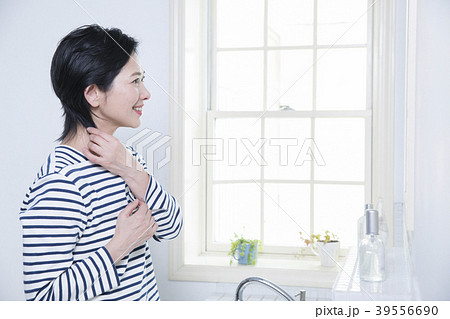 洗面室の女性 39556690