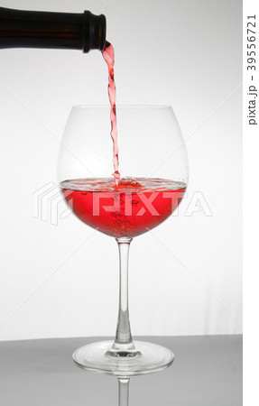 red wine pouring 39556721