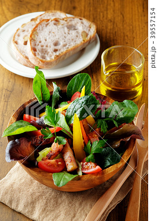 カリカリベーコンとベビーリーフのサラダ 39557154