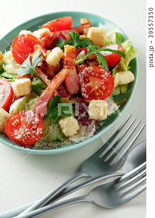 カリカリベーコンのシーザーサラダ 39557350