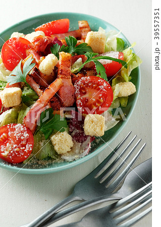 カリカリベーコンのシーザーサラダ カリカリベーコンのシーザーサラダ 39557351