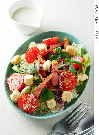 カリカリベーコンのシーザーサラダ カリカリベーコンのシーザーサラダ 39557352