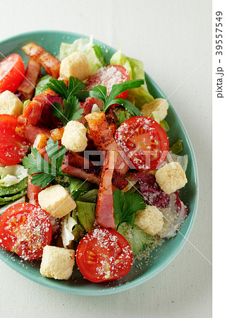 カリカリベーコンのシーザーサラダ カリカリベーコンのシーザーサラダ 39557549