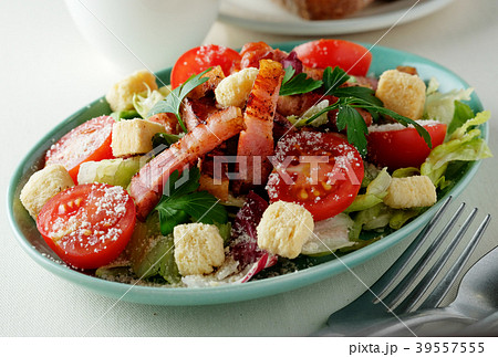 カリカリベーコンのシーザーサラダ 39557555