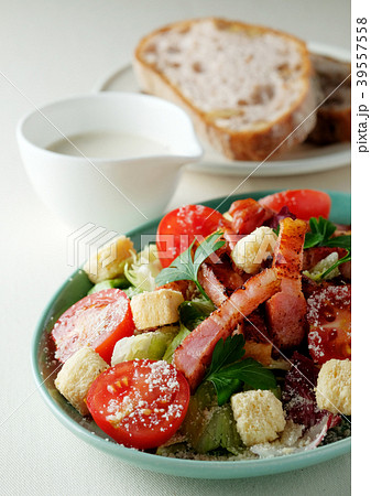 カリカリベーコンのシーザーサラダ カリカリベーコンのシーザーサラダ 39557558