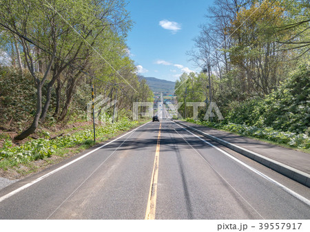 北海道の直線道路 北海道 ニセコ周辺の風景の写真素材