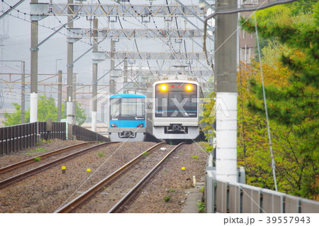 霧雨の中で多摩センター駅に進入する回送電車 39557943