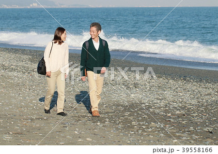 海辺で寄り添うシニア夫婦 39558166