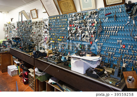 鍵屋の店内、作業場、許可証 39559258