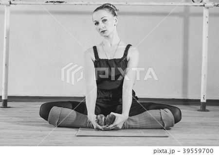 the dancer makes the warm-up 39559700