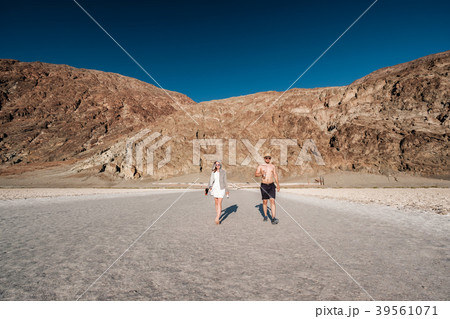 Tourists in Death Valley National Park 39561071