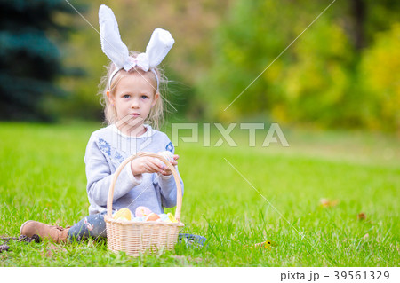 Little kid with easter eggs in busket on Easter 39561329