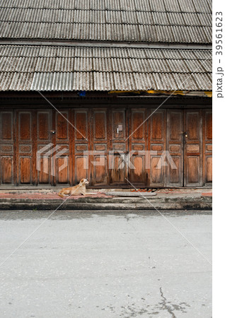 vintage old wood house vintage old wood house 39561623