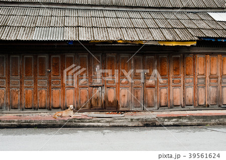 vintage old wood house vintage old wood house 39561624