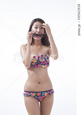 ビキニ姿の若い女性　日差し 39562938