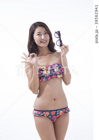 ビキニ姿の若い女性　日差し 39562941