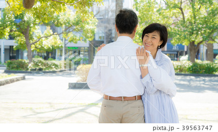 横浜夫婦旅行 山下公園界隈で昔新婚旅行で来た思い出を語る仲の良い夫婦 39563747