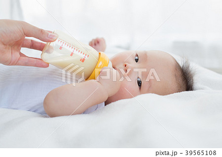 ミルクを飲む赤ちゃん ミルクを飲む赤ちゃん 39565108