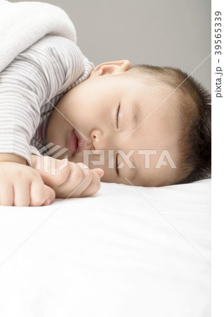 赤ちゃん 昼寝 布団 39565339