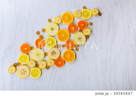 Slices of fresh fruits top view 39565697