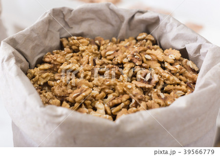 Image of brown walnut in container 39566779