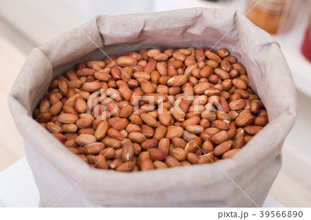 Image of brown peanut in container 39566890
