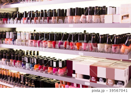 variety of colorful nail varnishes 39567041