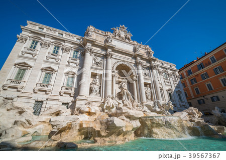 Trevi Fountain in Rome , Italy Trevi Fountain in Rome , Italy 39567367