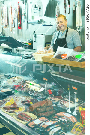 Salesman offering different sausages Salesman offering different sausages 39567720
