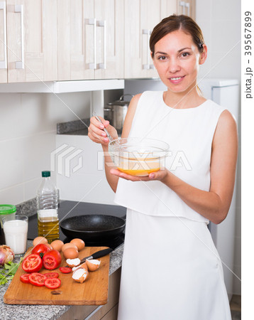woman cooking omelet 39567899