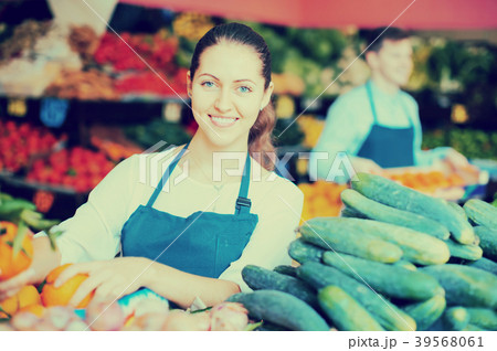 Stuff in apron selling sweet oranges, lemons and tangerines Stuff in apron selling sweet oranges, lemons and tangerines 39568061