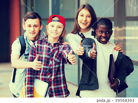 Teenagers with folders and backpacks Teenagers with folders and backpacks 39568303