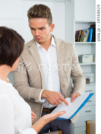 Woman refuses to sign documents Woman refuses to sign documents 39568629