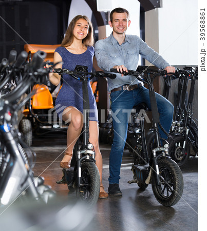 guy and girl hiring bikes 39568861