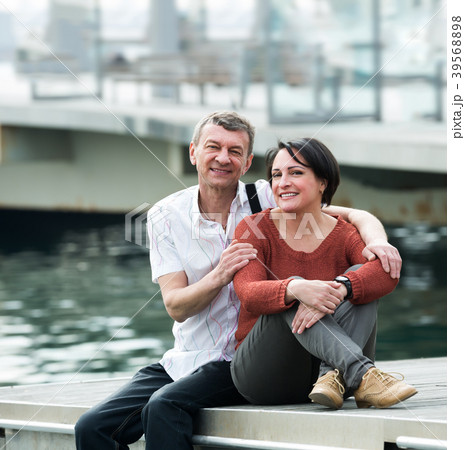 Positive couple in love posing outdoors 39568898