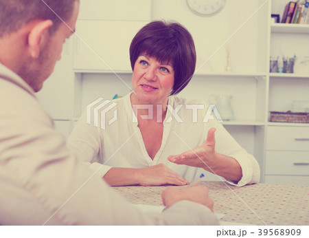 Employer discusses with elderly woman 39568909
