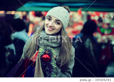 woman shopping at Christmas fair before Xmas in evening time woman shopping at Christmas fair before Xmas in evening time 39569291