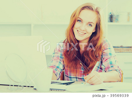 Girl working on laptop 39569339