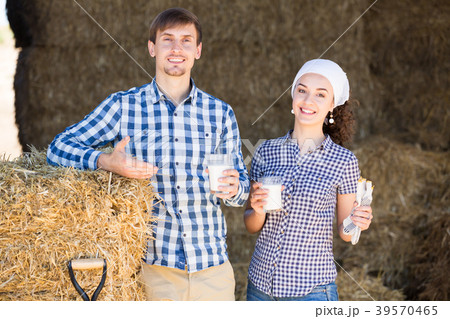 couple in the hay with milk 39570465