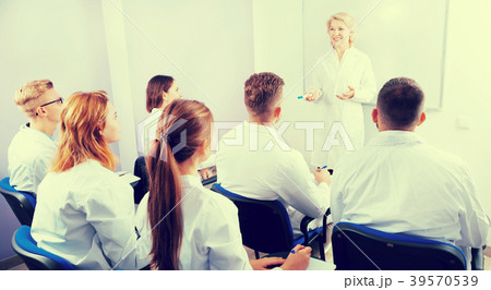 Professor giving presentation for medical students Professor giving presentation for medical students 39570539