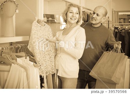 couple selecting pink blouse in clothing store 39570566
