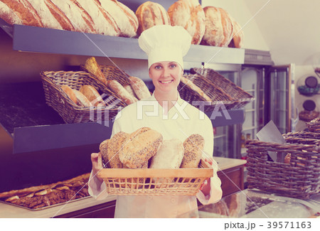 Bakery female employee with tasty Bakery female employee with tasty 39571163