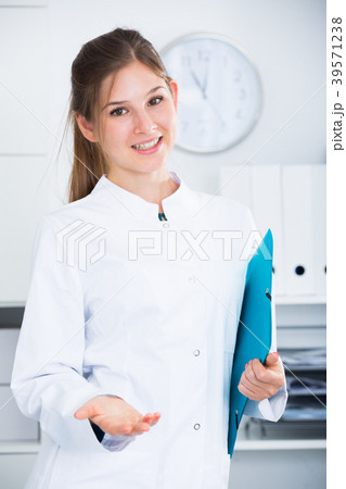 Female doctor meeting patient in office Female doctor meeting patient in office 39571238