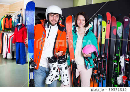 Couple in skiing outfit in store 39571312